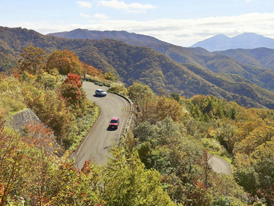 山肌を色鮮やかに彩る紅葉＝２１日午前、北塩原村・西吾妻スカイバレーの東鉢山七曲り