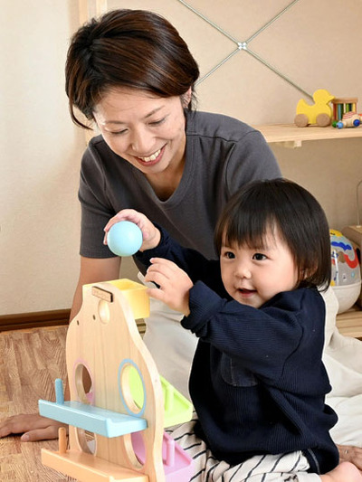 ３人の子育てに励む宮崎さんと三女碧ちゃん。子育てをする人が孤独などを感じることがない環境整備を求める＝福島市