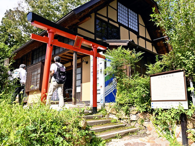 「信夫山ねこまつり」が毎月２２日に開かれている羽黒神社の旧参道中腹にある休憩所「古民家西坂家」