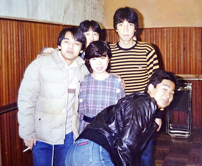 大学時代の私（奥右）。中学生の頃からファンだった中村雅俊さんのドラマの影響で劇団に所属し、演劇に熱中した