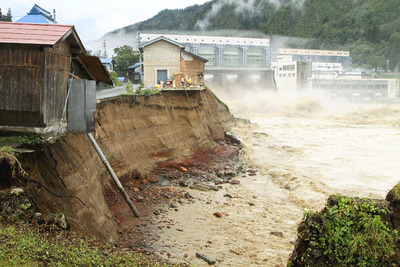 新潟・福島豪雨で、家屋や橋が流されるなど只見川流域は甚大な被害を受けた。私は災害の記録を残すために写真を撮り続けた