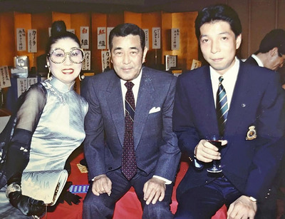 三橋達也さん（中央）や塩沢ときさん（左）らスターや大御所に鍛え育てられ、チーフマネジャーを務めた