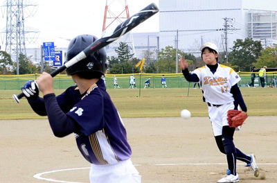 民友杯を懸けて熱戦を繰り広げる選手＝相馬光陽ソフトボール場