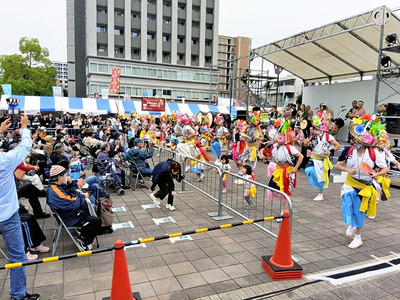 会場ではねぶた囃子に合わせた踊りなどが披露された＝２６日午後、東京都中野区