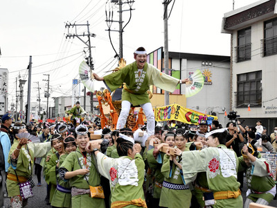 もとみや秋祭りを盛り上げた「真結女御輿」