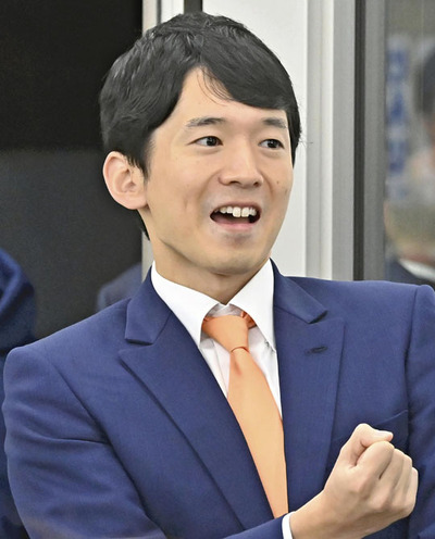 比例東北で再選を果たした馬場雄基氏。玄葉氏の事務所で開票結果を見守った＝郡山市