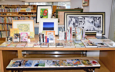 白河市立東図書館で開かれている「図書館でアート！」