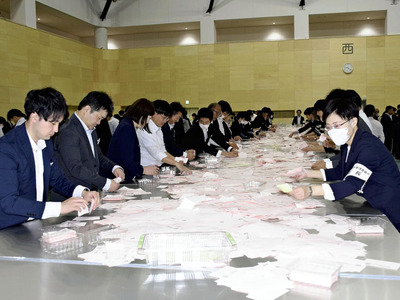 衆院選の開票作業を進める職員＝２７日午後９時２０分ごろ、福島市・ＮＣＶふくしまアリーナ