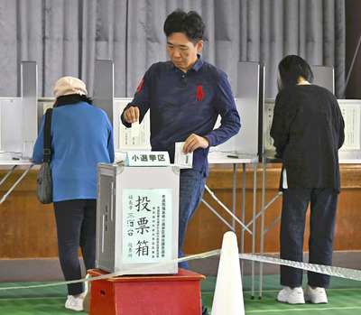 今回の衆院選で１票を投じる有権者＝２７日、福島市・三河台小