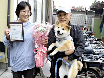 審査員特別賞を受賞した滝田智恵さん（左）。右は夫の昌弘さん