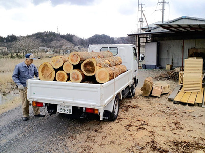 バラック小屋を改修した最初の工場。伝統産業に仲間入りして、鳥居塚さんと二人三脚で納得のいく利久箸を作り上げた