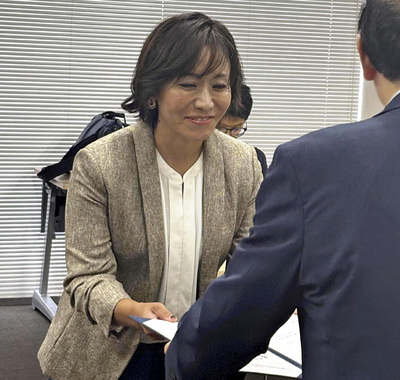 井口局長から認定通知書を受ける橘社長（左）