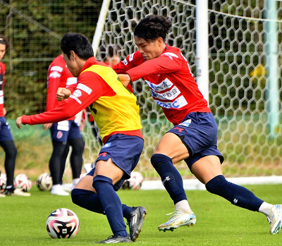 「清水に対して何ができるのかが楽しみ」と意気込むＤＦ五十嵐（右）＝１０月３０日、広野町・Ｊヴィレッジスタジアム