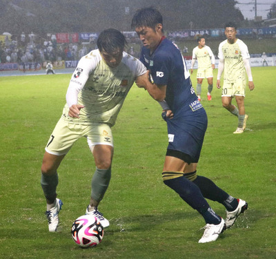 【奈良―福島】相手選手と競り合うＦＷ塩浜（左）＝ロートフィールド奈良（福島ユナイテッドＦＣ提供）