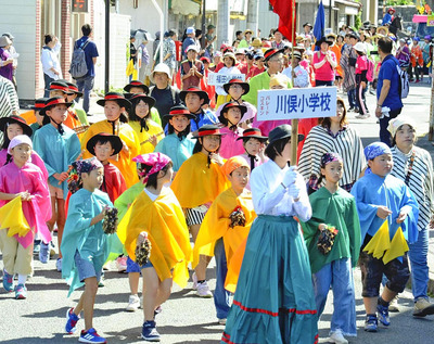 パレードには町内の子どもたちも数多く参加する。コスキンを町を挙げてのイベントに変えてくれたコスキンの「立役者」だ