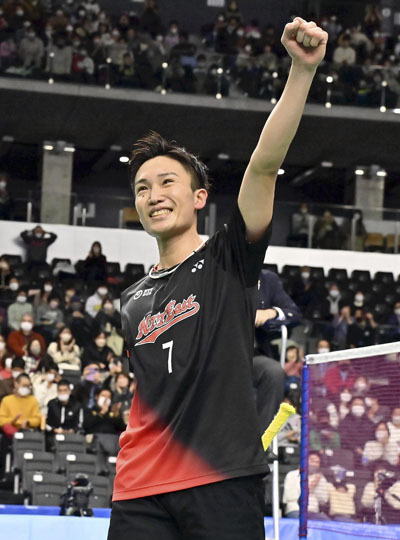 バドミントン全日本総合選手権男子シングルスで優勝し、ガッツポーズしながら笑顔を見せる桃田＝２０２２年１２月３０日、東京都