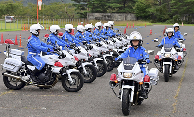 県内の交通治安維持へ出動する隊員ら＝福島市荒井・県警機動センター（吉田義広撮影） 【撮影情報】カメラ・ニコンＤ６、レンズ７０－２００ミリ、絞り値・ｆ／８、 　シャッター速度・１／１２５０秒、ＩＳＯ１０００