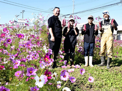 「コスモスが町内に増えれば、復興をもっと実感していけるはずだ」と思いを語る畠山さん（左から２人目）ら有志