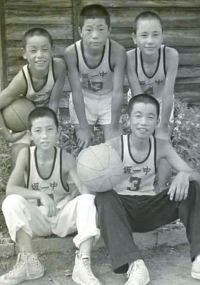 バスケットボールに夢中だった中学時代の私（前列右）。当時は体を動かすことが好きなスポーツ少年だった