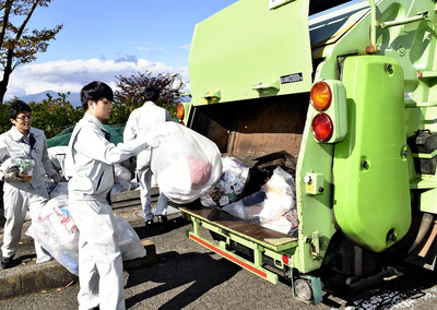 実証実験でプラスチック製品のごみなどを回収する職員ら