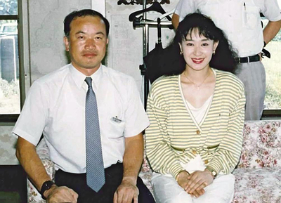 映画「遠き落日」の撮影あいさつのため野口英世記念館を訪れた三田さんと私（左）。大ヒットした映画の効果で来場者数が一気に増えた