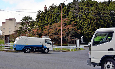 処理業者の車両が行き交う河内クリーンセンター周辺。搬入料金の値上げに向けた議論が進んでいる＝郡山市