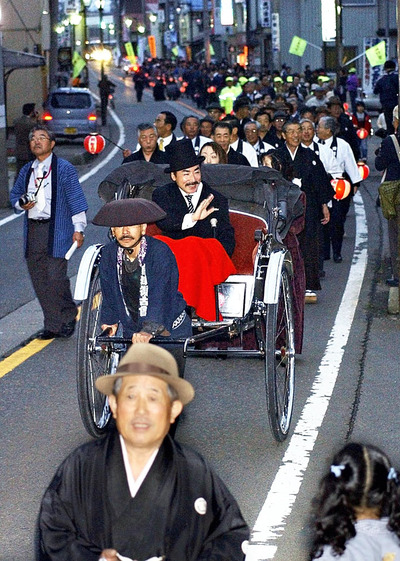 野口千円札の発行開始日に町内を練り歩いた提灯行列。着物姿の参加者も多く、大正時代の様子が再現された＝２００４年１１月１日、猪苗代町