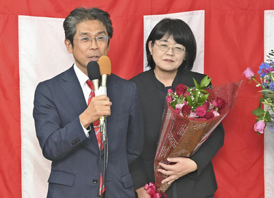 初当選を飾り、意気込みを語る村上氏（左）と妻の淳子さん