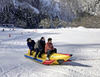 雪に親しむさまざまな体験ができる芦ノ牧温泉スノータウン。大勢の人が訪れ人気となった