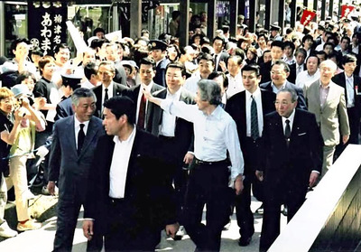 野口英世記念館を訪れた当時の小泉首相（中央）。大勢の市民や観光客から熱い声援が送られ、人気の高さは絶大だった＝２００６年６月３日、猪苗代町