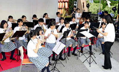 結成発表会で演奏する古関楽団の高校生ら。彼らが東京五輪の開会式で演奏することは福島の人の心の復興につながるはず。これからも実現のために力を尽くしていく