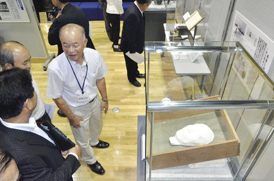 顕彰会設立後初めての「小林栄展」で展示品について解説する私（手前から３人目）。小林のデスマスクなど貴重な資料が多数並んだ＝２０１７年８月、猪苗代町図書歴史情報館和みいな