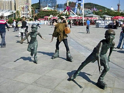 中国での日々は多忙だったが、休日はきちんと楽しんだ。大連の公園「星海広場」での一コマ