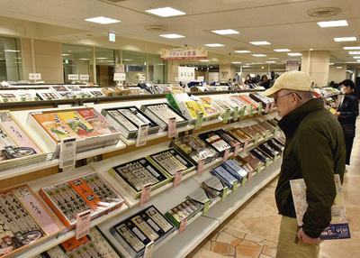 さまざまな商品が並ぶお歳暮総合ギフトセンター＝郡山市・うすい百貨店