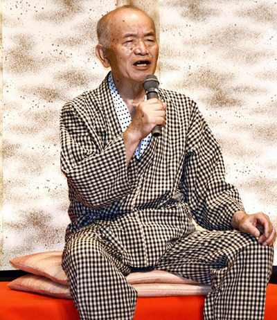 今年の「いなわしろ民話祭り」では昔の結婚式について語った。民話を語り継ぐことは古里を愛する心につながる＝８月３日、猪苗代町体験交流館学びいな