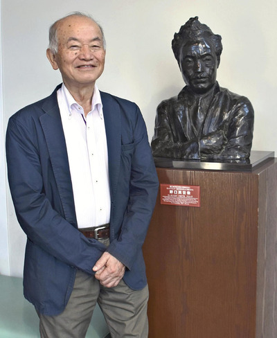 野口英世記念館にある博士の胸像。今後も地元へのご奉公と思って博士の顕彰活動に力を尽くしていきたい＝猪苗代町