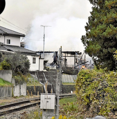 炎を上げて燃える建物＝１６日午後３時半ごろ、郡山市舞木町