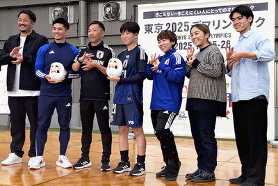 デフリンピックをＰＲするデフサッカー女子代表候補の西戸さん（中央）ら関係者＝Ｊヴィレッジ