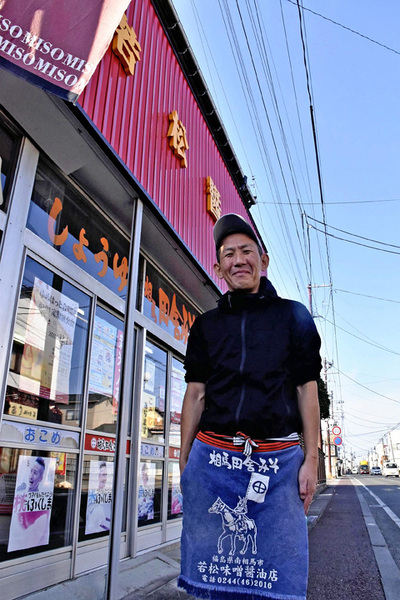 店の前にて。発酵の力を伝え、広めようと、「南相馬市　みな、味噌うまし」を合言葉にこつこつ励んでいる