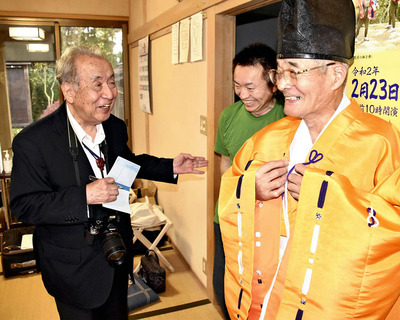 下川崎三島神社の太々神楽の保存会の人たちと私（左）。古里を形作る核となる芸能や祭りの継承を応援し、古里を守っていきたい