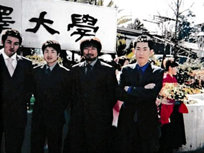 駒沢大を卒業した私（右）。大学時代は世田谷の上町に住んだ。父の母校・東京農大に近く、父と共有できる話題も多かった