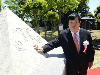 探検隊に憧れてから６７年、今も古代エジプトへの興味は尽きない。写真は私たちがテレビ番組で作ったピラミッドの頂点に置く石「キャップストーン」。現在は東日本国際大の構内にある