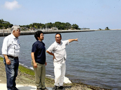 松川浦の将来について語る（左から）稲村社長、林准教授、遠藤さん。地球温暖化防止への思いも重なる＝６月、相馬市