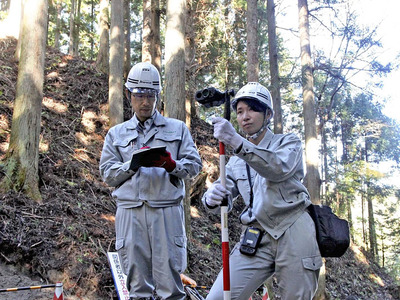 現場で測量や調査などを行う中村さん（左）と野村さん。次代に残していくための未来図を思い描く＝昨年１１月、いわき市三和町中寺