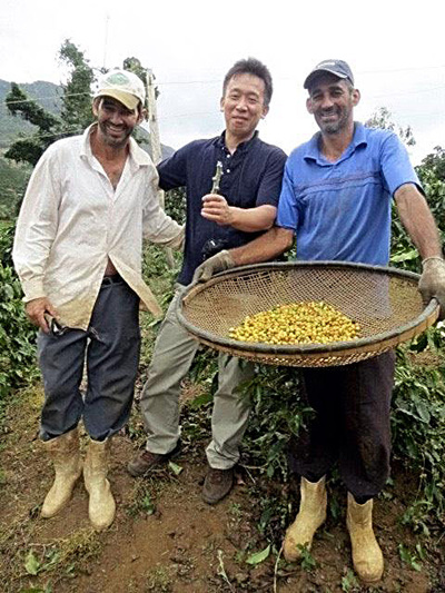 ブラジルの農園で。広大な同国で取れるコーヒー豆は、アプリコットに似た酸味があったり、チョコのように甘い味わいを持っていたりと多様な個性がある