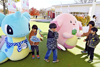 「推しポケモン」と触れ合う子どもたち＝２３日午前、郡山市・開成山公園