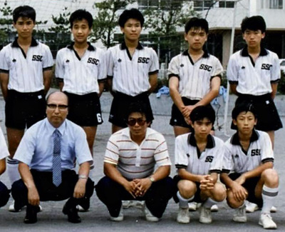 東京で過ごした中学時代の私（前列右）。サッカー部に所属していた＝１９８８年ごろ、パスファインダー提供