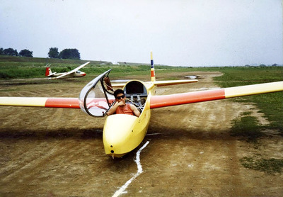 中央大航空部でグライダーに乗っていた私＝１９９２年ごろ、パスファインダー提供