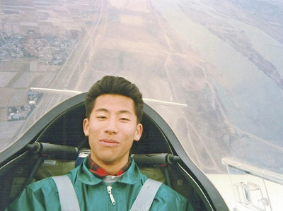 グライダーに乗る大学生の私。航空部の活動に熱中していた＝１９９２年ごろ、パスファインダー提供