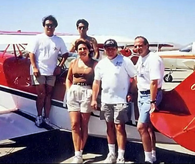 １９９７年、米国で曲技飛行の訓練を受けていた私（後列右）。前列中央が恩師のランディ・ガニエ＝パスファインダー提供